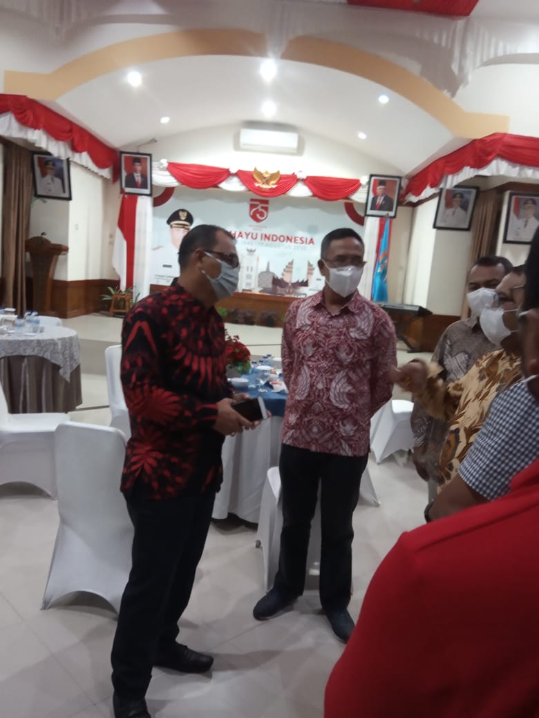  Bupati Yudas Sabaggalet dengan  Ketua Yayasan BUMN Untuk Indonesia Arjawan
